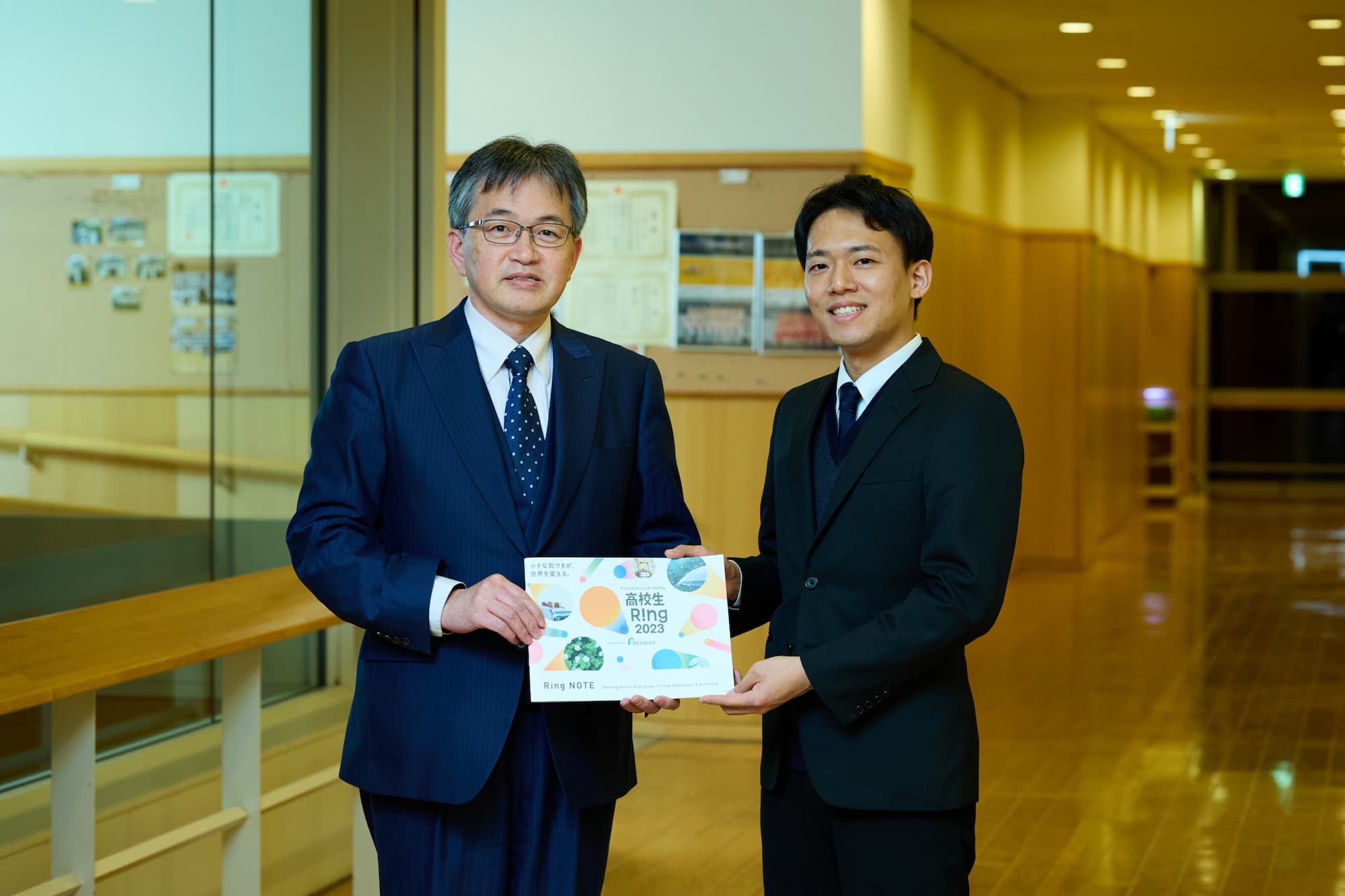 (左から)森弘達先生(進路指導部長・探究科主任)、宮下凌輔先生(探究科教諭)