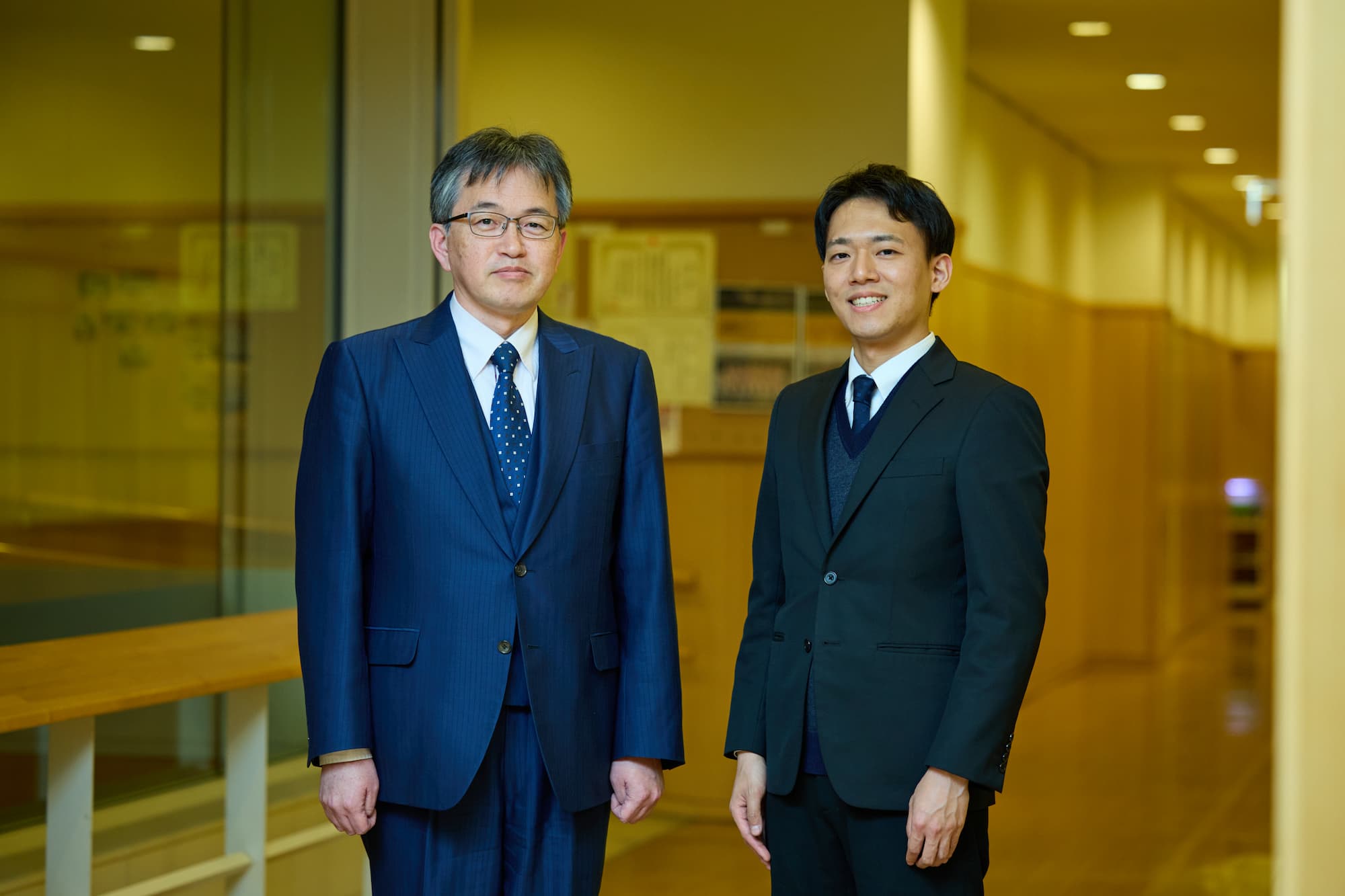 (左から)森弘達先生(進路指導部長・探究科主任)、宮下凌輔先生(探究科教諭)