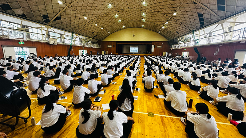 北村の話に熱心に耳を傾ける高校生たち