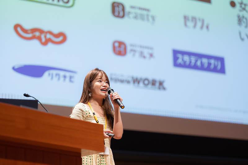 母校である豊島岡女子学園中学・高等学校の学生に自身のキャリア選択について話す従業員・正木理恵