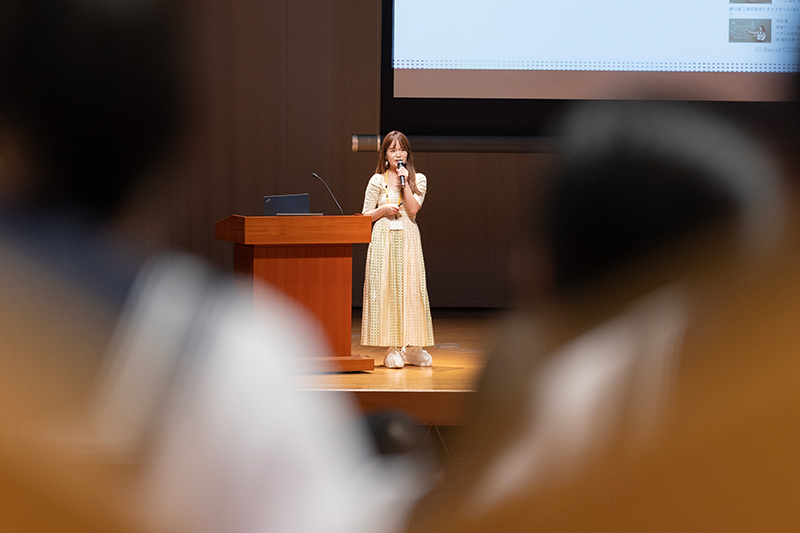 豊島岡女子学園中学・高等学校のキャリア講演風景。リクルート従業員・正木が、理系領域の専門性が社会でどう活きるかについて話した