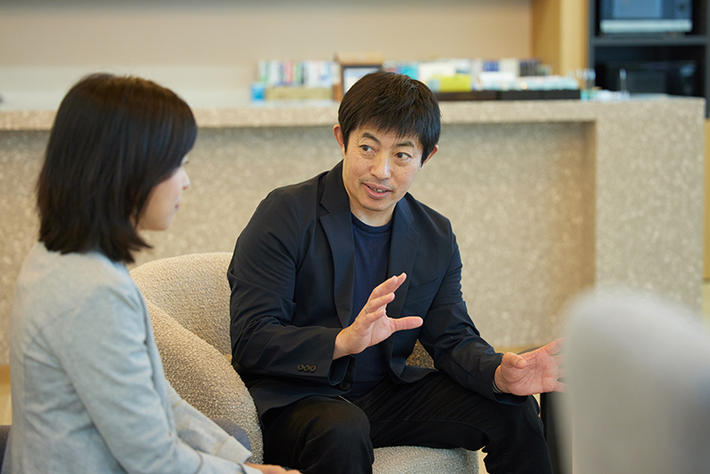 リクルート本社オフィスにて、SDGパートナーズ代表取締役CEO　田瀬和夫氏とリクルート サステナビリティ推進室 北島麻衣子が、2023年8月に開催したクライアント向け『企業経営における人権セミナー』について振り返る。
