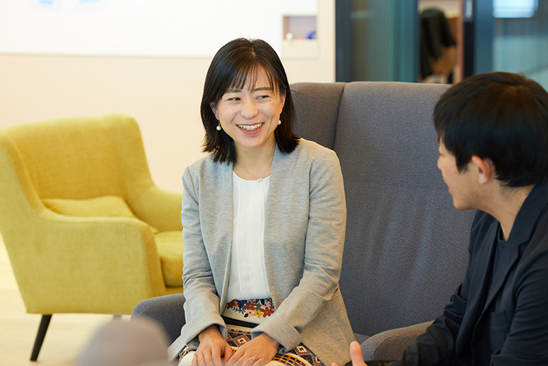 リクルート本社オフィスにて、SDGパートナーズ代表取締役CEO 田瀬和夫氏とリクルート サステナビリティ推進室 北島麻衣子が、今、なぜ企業経営として人権問題に向き合うべきかを語り合った。