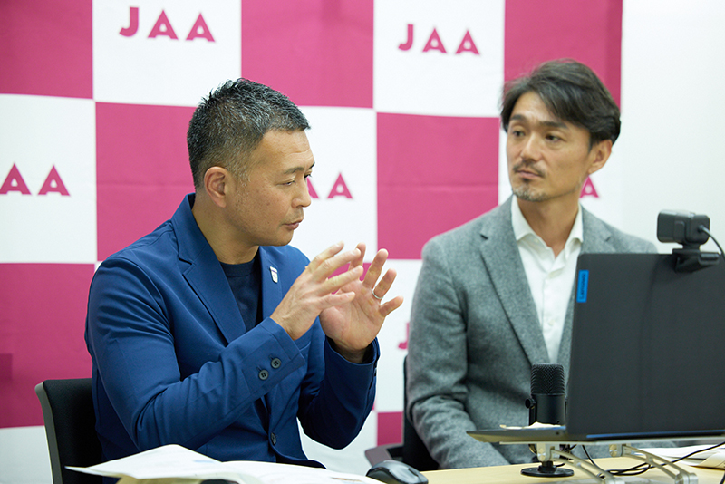 電通グループ 加々見 崇氏（写真左）とリクルート 小林慶太（写真右）の対談中のひとコマ