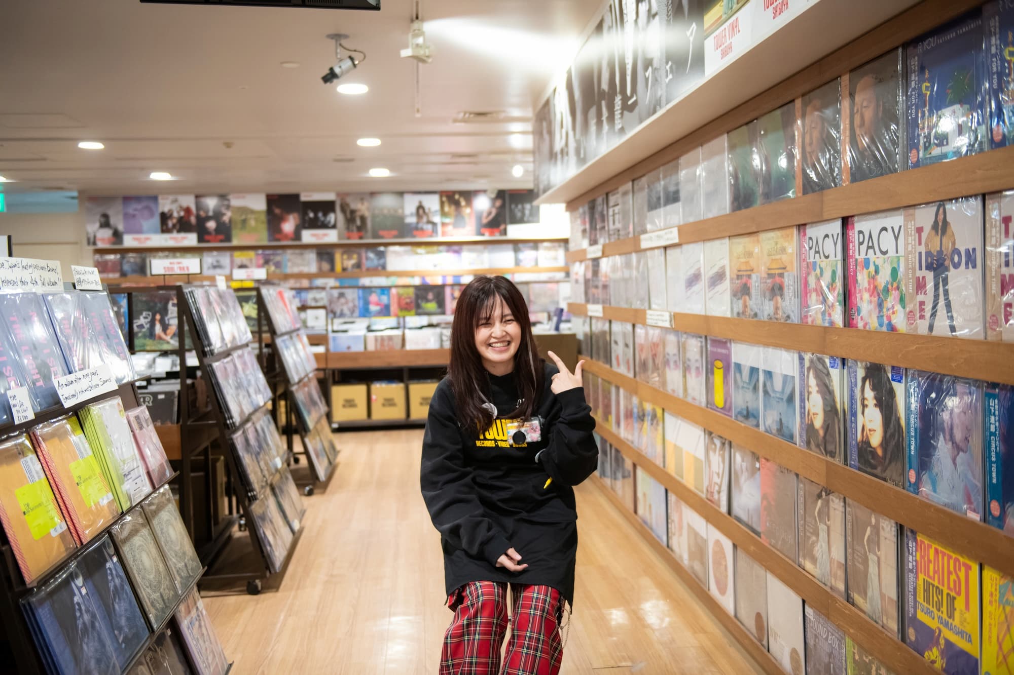 ドラムをはじめたきっかけや、音楽との出会いについて話す、タワーレコード広報の寺浦黎さん