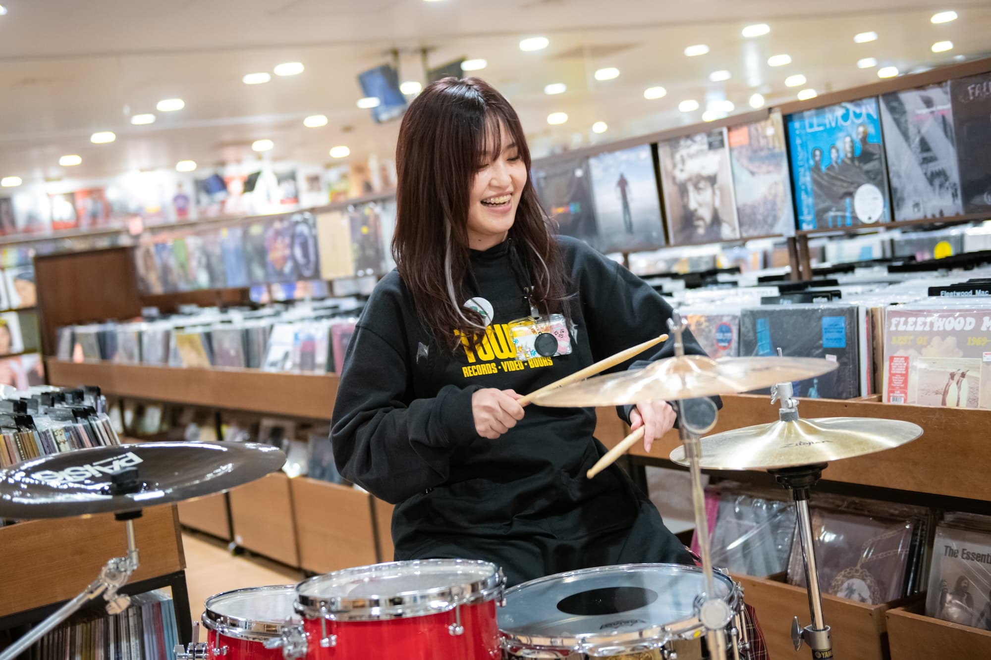 タワレコ公式 TikTokアカウント「タワレコ寺浦」でおなじみのドラムセットと寺浦黎さん