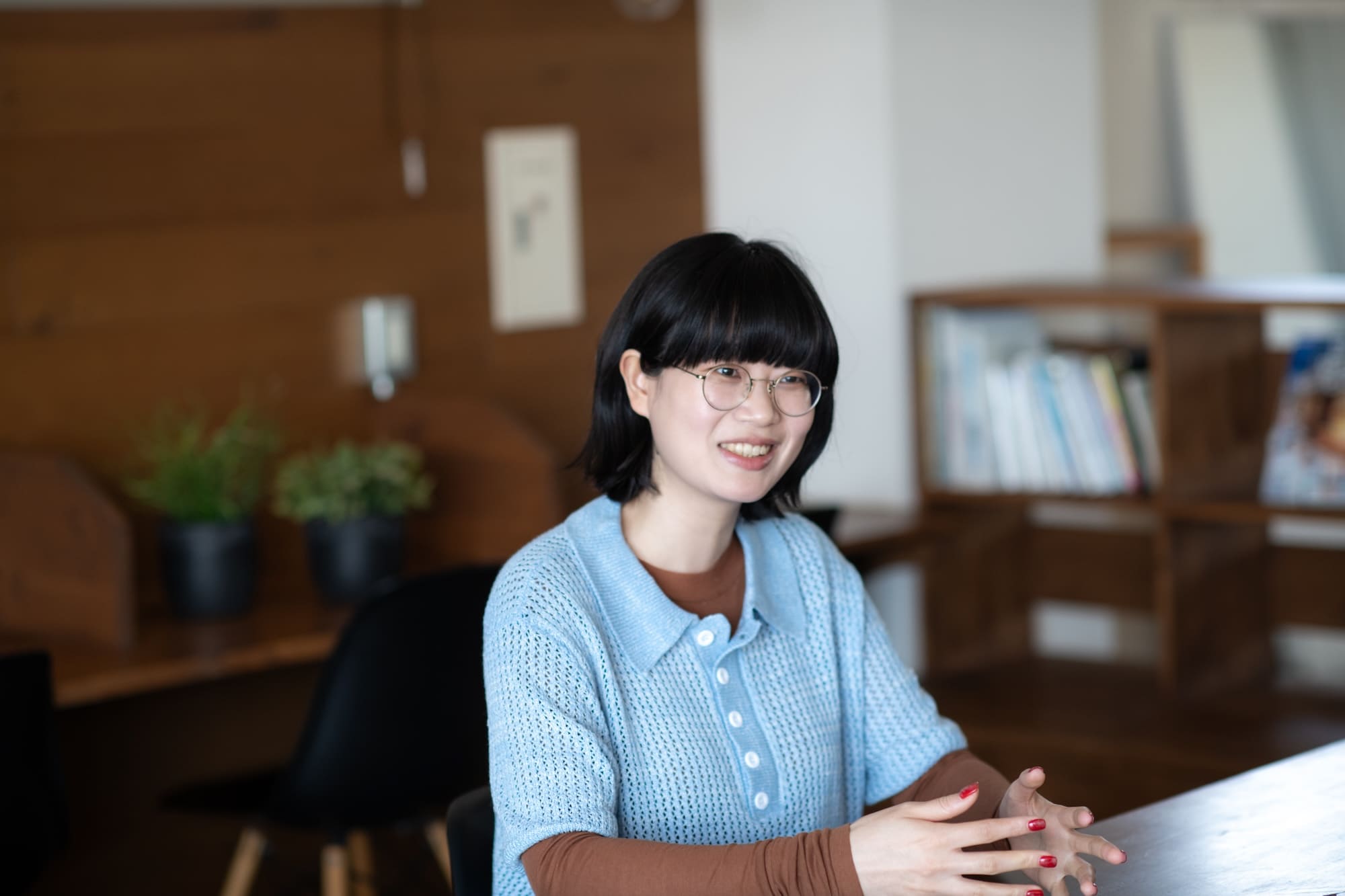 映画監督の道へ進むひとつのきっかけとなった、高校時代の美術の先生との出会いについて話す、映画監督の山中瑤子さん