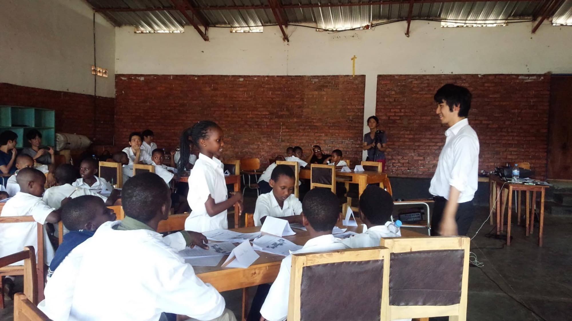 教育分野のプログラムの一環で訪れたルワンダで子供たちと接する、起業家・坪井俊輔さん