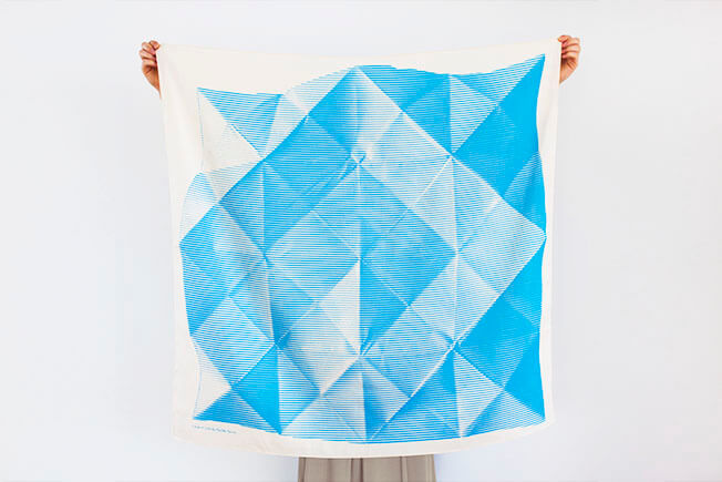 英国人デザイナーのルシンダ・ニュートンダンがデザインした作品「Folded Paper Furoshiki」