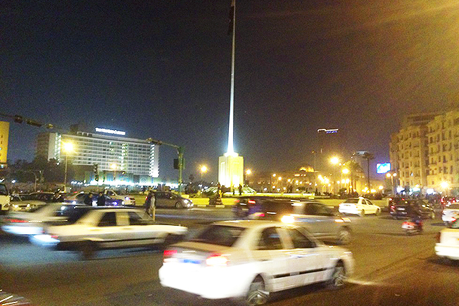 カイロのタハリール広場。終日交通量がとても多い。
