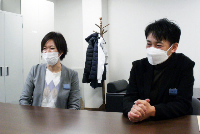 株式会社小学館集英社プロダクションの平野 由希子さん（左）と八木澤 洋介さん（右）