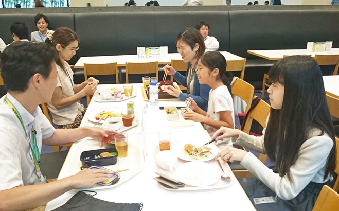 子どもと一緒にランチ。夏休み期間中になると様々な年代の社員の子どもがオフィスにやってきます。