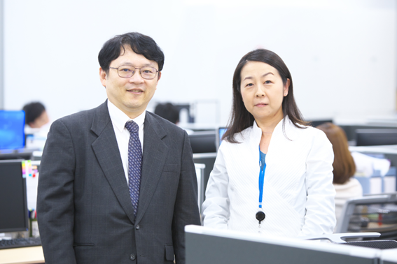 DBJアセットマネジメント総務部長・行森氏（左）とグローバル投資運用部で働く丹波氏（右）