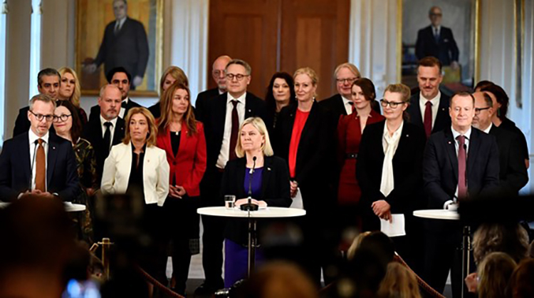 スウェーデン初の女性首相アンデション氏と政府閣僚ら