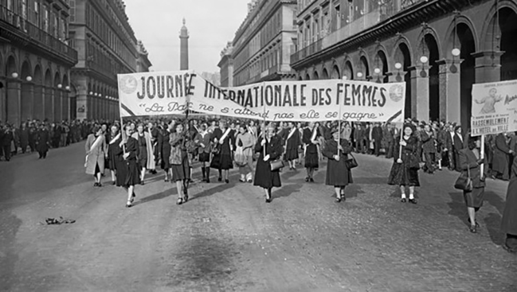 パリの街頭でデモ行進するパリの女性達