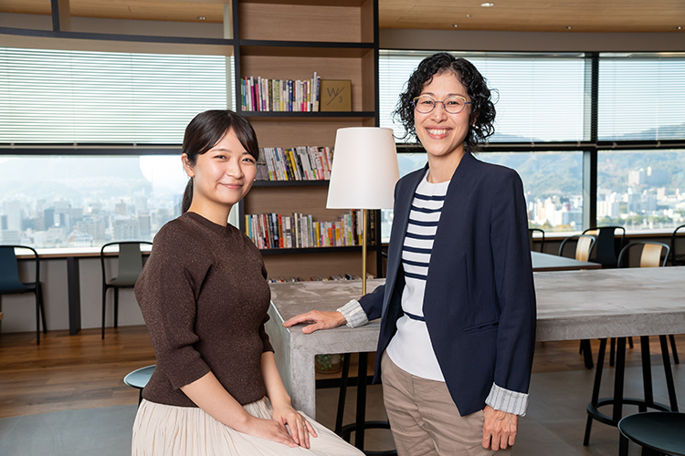 人事総務部で男性の育休取得促進に取り組む木下 麻子さん（右）と花村 茜さん（左）