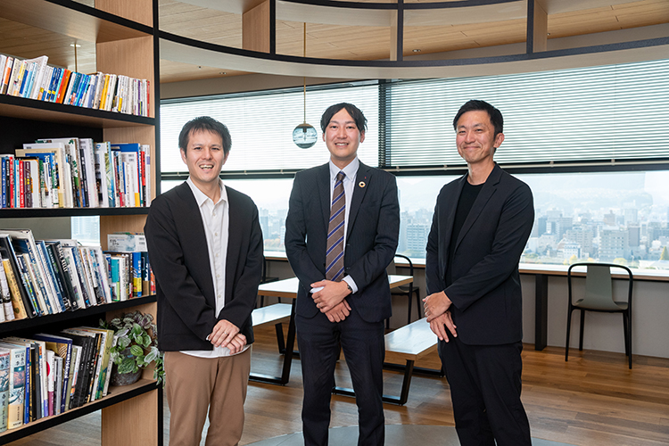 インタビュアーの広中さん（右）と広島銀行の新社屋（2021年完成）の社員食堂にて
