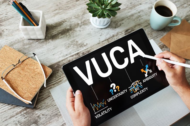 VUCAの時代とは何か？──職場で起きる変化、求められる人材・スキルを徹底解説