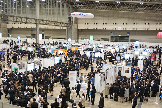 千葉・幕張メッセで開催された 「就活開幕★LIVE」には、約630社が参加し、1日に3万人を超える学生が集まりました