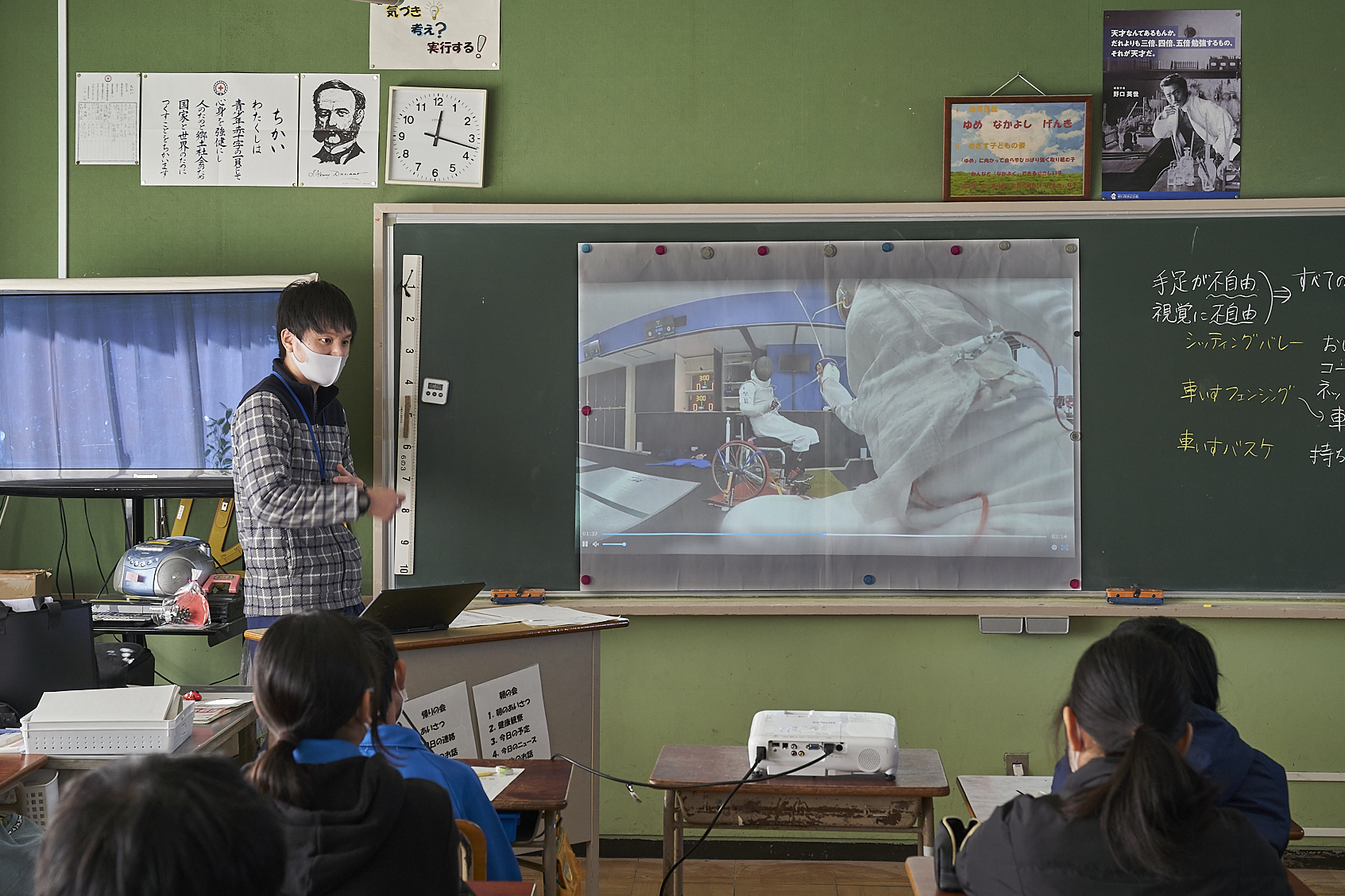 群馬県館林市立第十小学校で行われた６年生の授業,担任の竹田先生