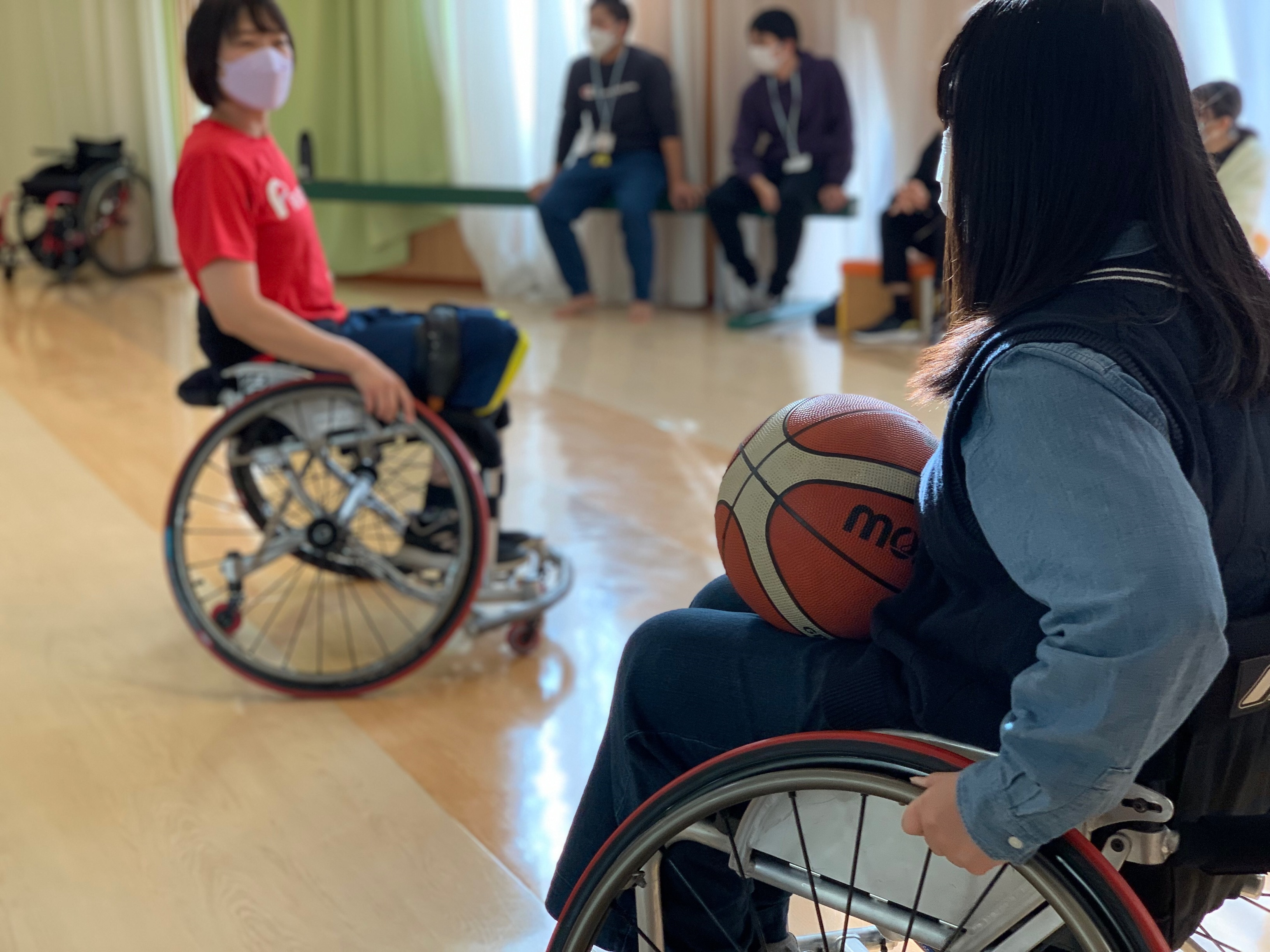 東京未来大学みらいフリースクールで小田島理恵選手が車いすバスケ体験会を実施